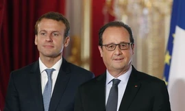 Ông Macron từng là một chuyên gia ngân hàng có uy tín và là cố vấn của Tổng thống Pháp Hollande Francois, trước khi được bổ nhiệm vào vị trí Bộ trưởng Kinh tế hồi năm 2014. Trong ảnh, Tổng thống Hollande đứng cạnh ông Macron tại điện Elysée trong một sự k