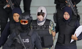 Đoàn Thị Hương rời toà sáng 16/8. Ảnh: AP