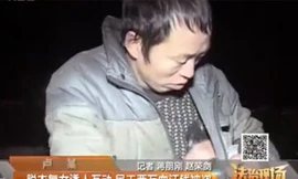 Nam công nhân chỉ vị trí để tiền ở mặt trong của áo