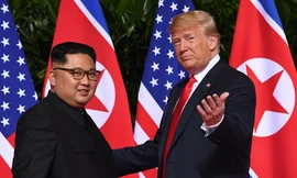 Tổng thống Mỹ Donald Trump và Chủ tịch Triều Tiên Kim Jong-un bắt tay trong cuộc gặp thượng đỉnh hồi tháng 6. Ảnh: AFP