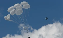 Máy bay Nga thả xe bọc thép chở theo binh sĩ từ 1.800m xuống đất