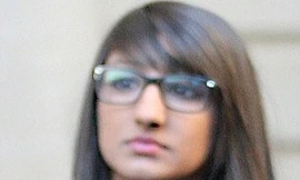 Ảnh chụp nữ sinh Naima Shereen Mirza trước cửa tòa án.