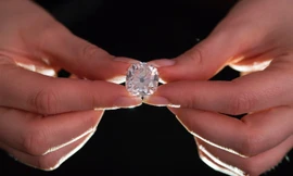 Viên kim cương từng bị cho là giả mới đây đã được bán với giá gần 850.000 USD. Ảnh: AFP