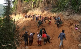 Cắm lán, ngủ rừng mở đường với dân bản