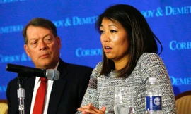 Crystal Dao Pepper - con gái ông David Dao có mặt trong buổi họp báo hôm qua 13/4 tại Chicago (Mỹ). Ảnh: AFP