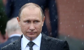 Ông Putin đặt hoa tưởng niệm nạn nhân vụ cháy trung tâm thương mại