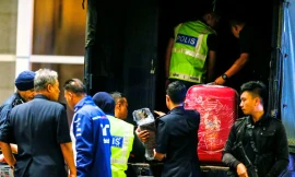 Một số vali chứa đồ quý giá bị tịch thu từ căn hộ có liên quan đến cựu Thủ tướng Malaysia. Ảnh: NST