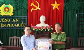 Trao quà Tết cho lực lượng công an huyện đảo