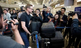 Các phóng viên quốc tế lên đường đến Triều Tiên hôm qua, 22/5. Đến hôm nay, 23/5, danh sách phóng viên của Hàn Quốc mới được chấp nhận. Ảnh: Reuters