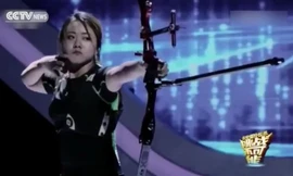 Cung thủ siêu phàm bắn tên lọt qua 4 chiếc quạt đang quay