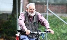 Cụ ông đạp xe từ Anh sang Pháp mua cà phê cho vợ