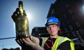 Một số chai lọ nguyên vẹn được phát hiện tại tàn tích quán bar "Astley Arms".