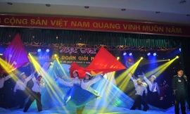 Nữ thủ lĩnh Đoàn duyên dáng trên sân khấu