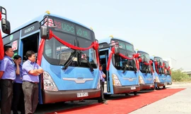 Xe buýt sạch ở TPHCM đang đứng trước nhiều khó khăn do giá khí tăng và ngưng xây dựng mở rộng các trạm nạo khí.