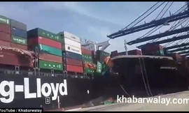 Tàu hàng đâm nhau, 21 container xe hơi nhập khẩu rơi xuống biển