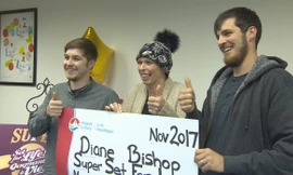 Diane Bishop (giữa) cùng hai con trai vui mừng nhận thưởng tại công ty xổ số. Ảnh: CBC