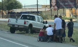 Người đi đường hỗ trợ nạn nhân bị thương. Ảnh: Facebook