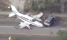 Máy bay lao xuống phố đông, phi công sống sót thần kỳ