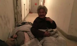 Xót xa bố mẹ già nằm ngoài cửa mòn mỏi đợi con về