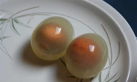 Vẻ ngoài kì dị của trứng chim cánh cụt luộc.