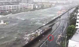 Bão Jebi đổ bộ Nhật Bản: Sóng cuộn đục ngầu, người dân vô tư đi lại