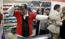 Nhân viên cửa hàng 7-11 ở California vui mừng khi biết tin đã bán một vé số Powerball trúng thưởng. Ảnh: Reuters
