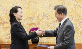Bà Kim Yo-jong bắt tay Tổng thống Hàn Quốc Moon Jae-in. Ảnh: AFP