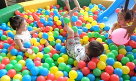 Bệnh nhi vui chơi trong khu vui chơi
