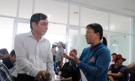 Một chủ buôn trao đổi với ông Nguyễn Đỗ Tám, Phó Giám đốc Sở NNPTNT Đà Nẵng về tình hình buôn bán thủy sản sau khi có thông tin cá chết. Ảnh: Thanh Trần. 