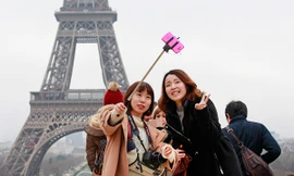 Pháp cấm sử dụng 'gậy tự sướng' để chụp ảnh trong bảo tàng