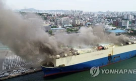 Vụ cháy tàu nhìn từ trên cao. Ảnh: Yonhap