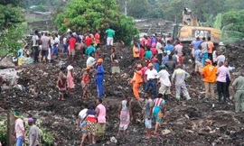 Hiện trường vụ sập bãi rác ở Maputo. Ảnh: AP