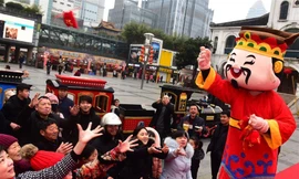 Người Trung Quốc chen chân nhận lì xì lấy may trong ngày Thần Tài