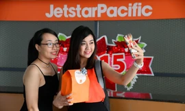 Jetstar Pacific tặng quà độc đáo cho hành khách nữ