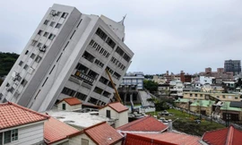 Tòa nhà Yun Tsui đổ nghiêng 50 độ sau trận động đất. Ảnh: AFP