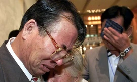 Ông Suh Ki-Sok 67 tuổi, người gốc Hàn Quốc ở Triều Tiên, ôm người mẹ 85 tuổi sống tại hàn Quốc - bà Kim Boo-San trong ngày đoàn tụ tại Seoul, 15/8/2000. Ảnh: AFP