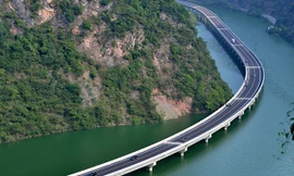 Trung Quốc xây 11km đường cao tốc... trên mặt nước