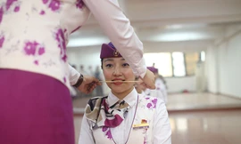 Cận cảnh nữ tiếp viên khổ sở ngậm đũa tập… cười