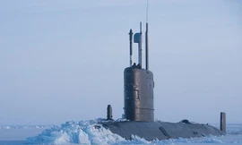 Mục kích tàu ngầm Anh chọc thủng băng, ngoi lên ở Bắc Cực