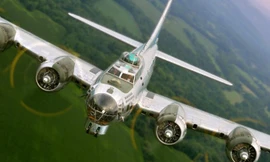 Máy bay ném bom B-17. Ảnh: CNN
