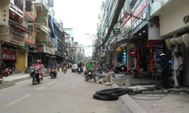 Phố đi bộ Bùi Viện bị tãm hoãn khai trương do nhiều công trình thi công chưa hoàn thành. Ảnh Việt Văn