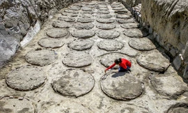 Những ngôi mộ tại đây có hình tròn kì lạ, giống như những chiếc vại lớn được xếp san sát và thẳng hàng. 