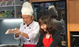 Tổng Giám đốc Cty Ajinomoto Việt Nam trực tiếp hướng dẫn nấu món ăn tại Ajinomoto Cooking Studio.