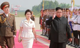 Phu nhân ông Kim Jong-un khoe gu thời trang thanh lịch ở Trung Quốc