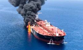 Tàu chở dầu bị tấn công trên Vịnh Oman. Ảnh: Reuters