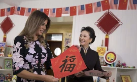 Đệ nhất phu nhân Mỹ Melania Trump được tặng chữ 'Phúc' ở Trung Quốc