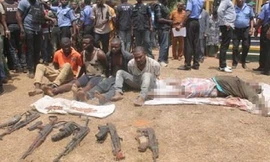 Henry Chibueze (nằm trên vải trắng) và các đồng bọn.