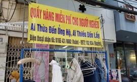 Quầy hàng quần áo miễn phí cho người nghèo tại số 97 Nguyễn Chí Thanh, Hà Nội.