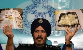 Lãnh đạo cơ quan điều tra tội phạm thương mại – ông Amar Singh trong cuộc họp báo ngày 27/6. Ảnh: AFP