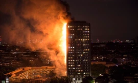 Tòa nhà 27 tầng cháy ngùn ngụt, cư dân hoảng loạn vì mắc kẹt